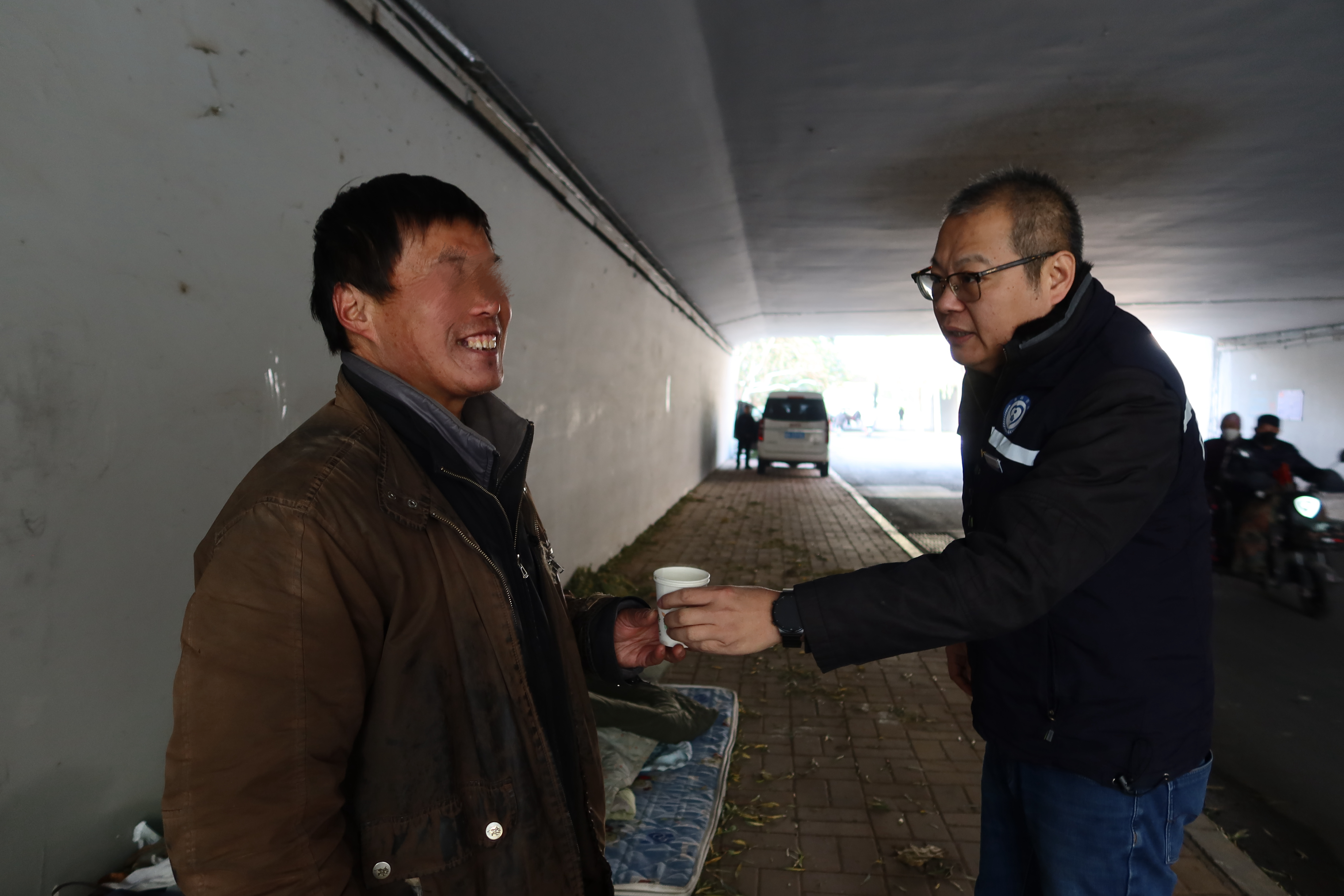 融媒·画像丨寒夜里,救助人员拉起了一张街面巡查大网——“救”在身边的温暖