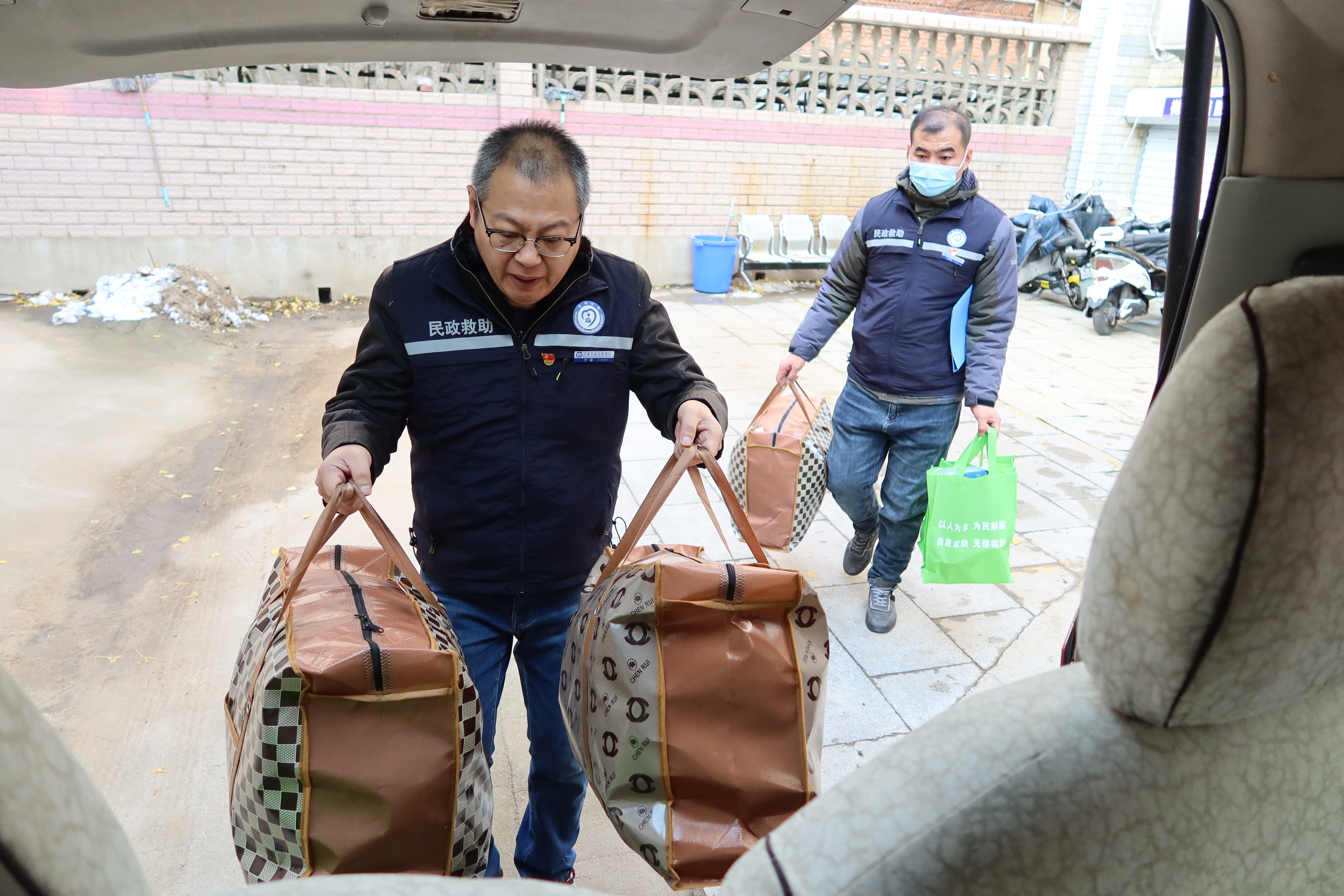 融媒·画像丨寒夜里,救助人员拉起了一张街面巡查大网——“救”在身边的温暖