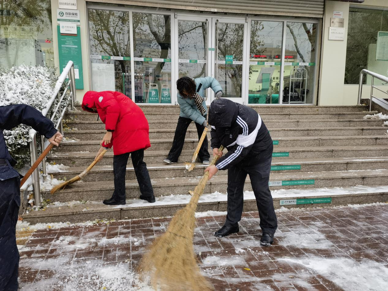 农行济南历城支行、泺源支行：以“雪”为令  破冰除雪助力城市通畅