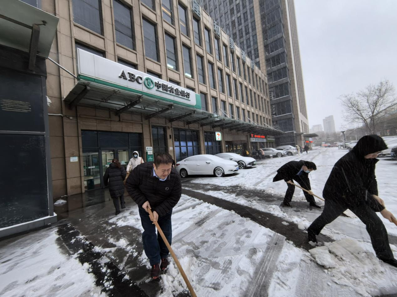 农行济南历城支行、泺源支行：以“雪”为令  破冰除雪助力城市通畅