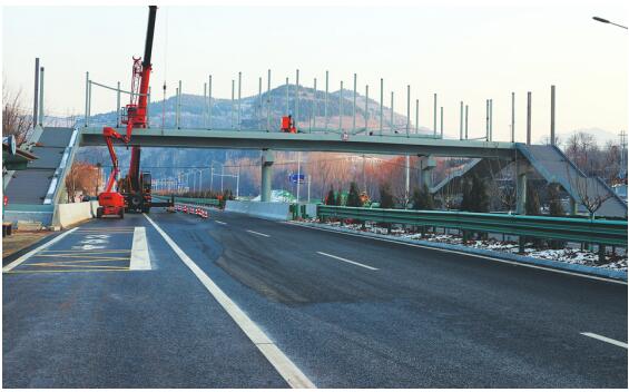 Auf Provinzstraße 103 Touristenstraße wurde erste Überführung aufgebaut