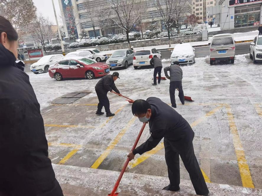 浓情暖域——绣江支行齐协力，清扫积雪护行人