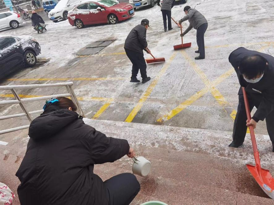 浓情暖域——绣江支行齐协力，清扫积雪护行人