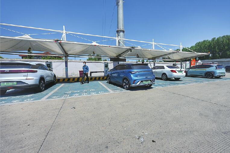 山东为鼓励新能源汽车消费：政府定价公共停车场 每日免收首个2小时停车费