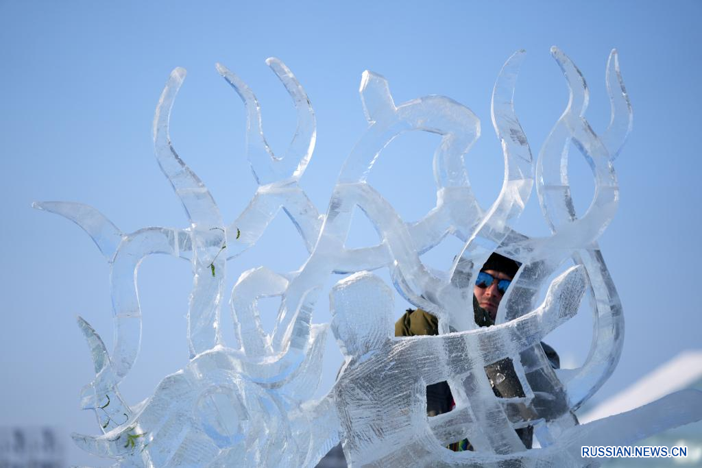 Участники Харбинского международного конкурса ледяных скульптур приступили к работе
