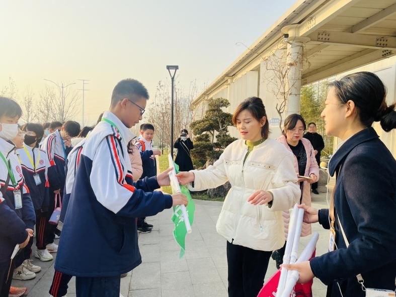 逐梦星辰大海，仰望浩瀚苍穹——记海川教育集团奥体中路学校“行走的航空航天思政课”研学活动