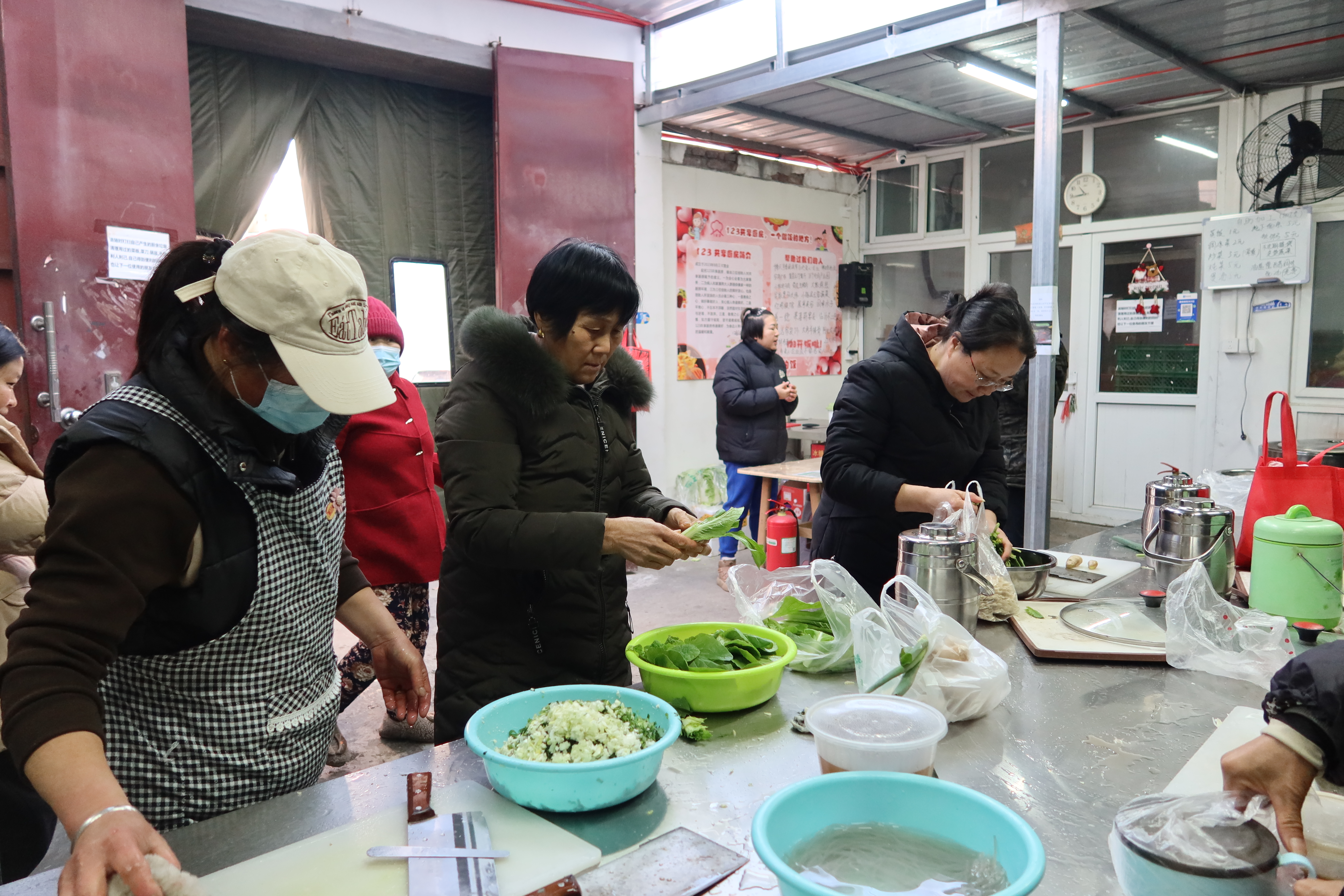 融媒·画像丨医院旁的小巷中，这间厨房氤氲着亲情的味道——情满“小厨房”