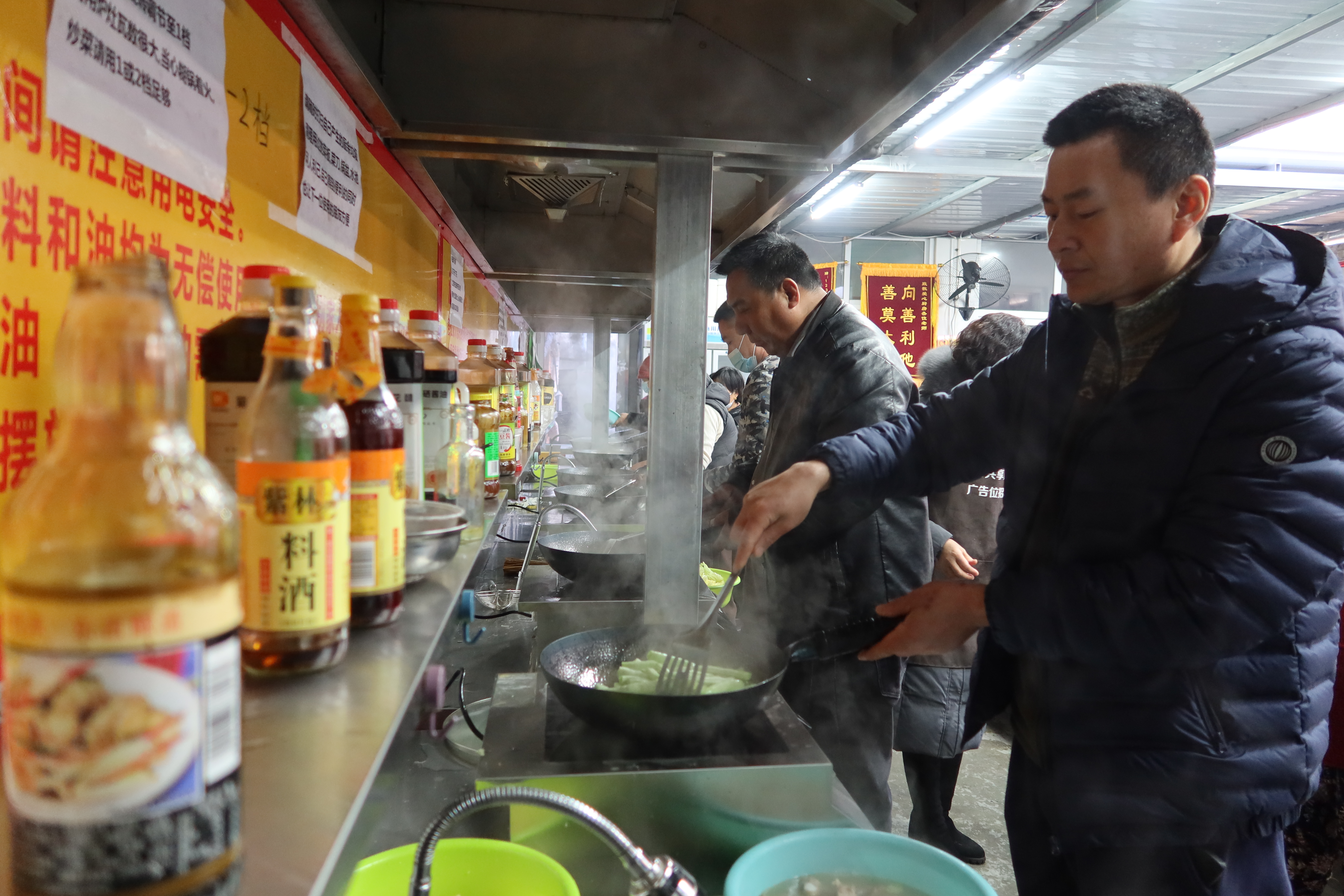 融媒·画像丨医院旁的小巷中，这间厨房氤氲着亲情的味道——情满“小厨房”