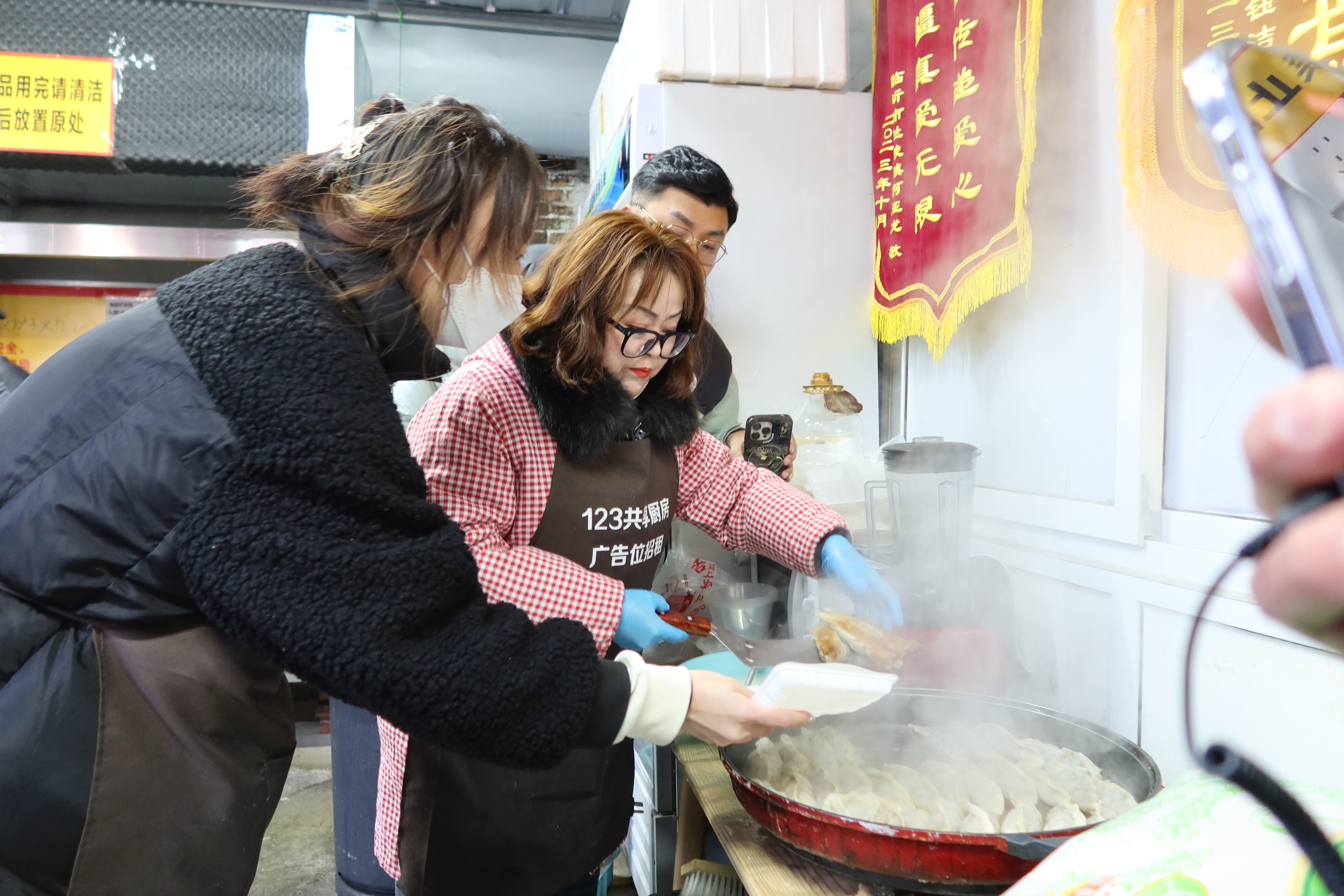 融媒·画像丨医院旁的小巷中，这间厨房氤氲着亲情的味道——情满“小厨房”