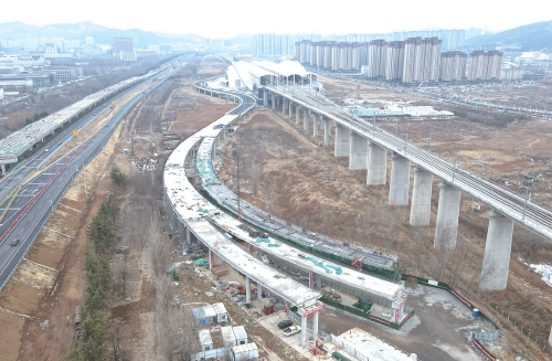 An der Ostseite der Licheng Station wird Auffahrt gebaut