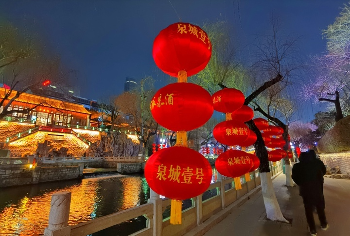 Red Lanterns Creates Festive Atmosphere