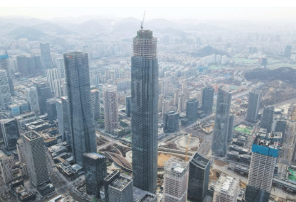 La construction du tablier de toit du plus haut bâtiment de Jinan est terminée