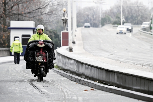 列车停运、高速封路、航班大面积取消……困在路上的返乡人