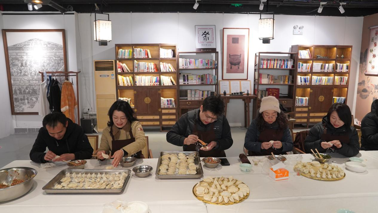 “融启西城·光华有彰”特色委员工作室开展“热腾腾的饺子,暖洋洋的心-小年包饺子聚欢乐活动”