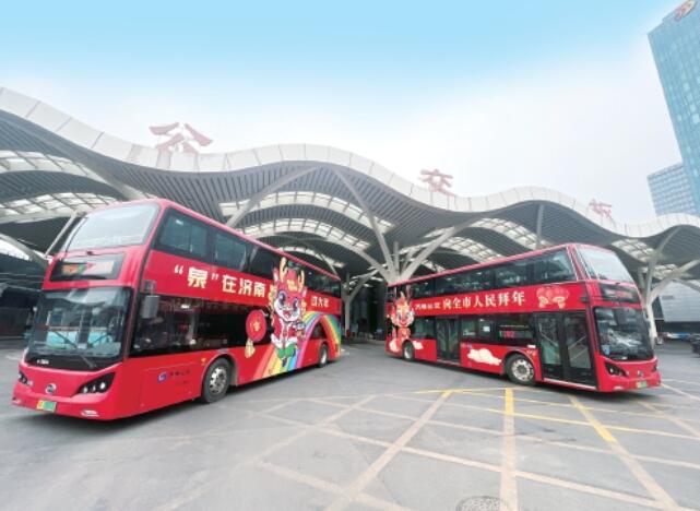 Jinan führt Neujahrsbusse mit Drachen-Thema ein