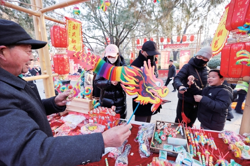 “泉”在济南过大年 龙腾狮舞庆新春