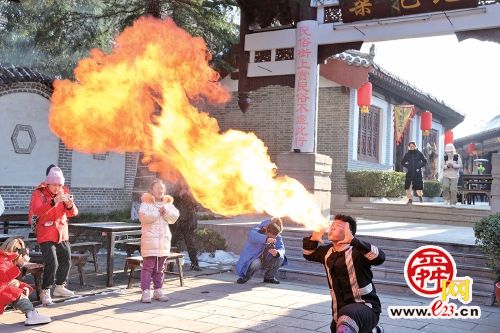 泉水冒热气 冰瀑挂山川 有一种美叫济南的冬天