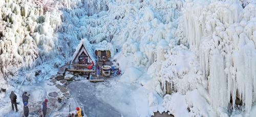 泉水冒热气 冰瀑挂山川 有一种美叫济南的冬天