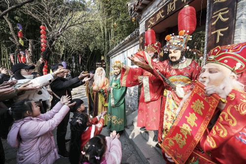 火热的市场里透出“龙龙”的年味——从春节消费动向看中国经济新春“市面”