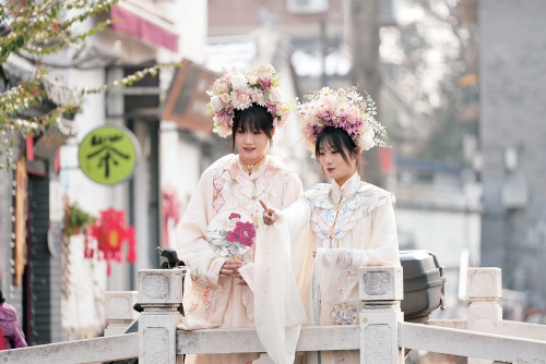 “泉”在济南过大年｜龙年春节，被这届年轻人过出新年味之——“簪花”的姑娘，自成老城一景
