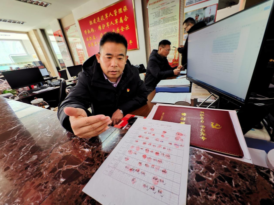 融媒·先锋丨基层党员“抽丝剥茧”，为回迁院15户居民圆梦 “迟到”近30年的“大红本”，回家了！