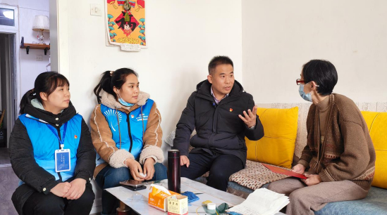 融媒·先锋丨基层党员“抽丝剥茧”，为回迁院15户居民圆梦 “迟到”近30年的“大红本”，回家了！