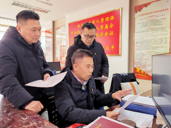 融媒·先锋丨基层党员“抽丝剥茧”，为回迁院15户居民圆梦 “迟到”近30年的“大红本”，回家了！