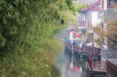 Экскурсия во внепиковое время после праздника всё ещё популярна в городе Цюаньчэн.