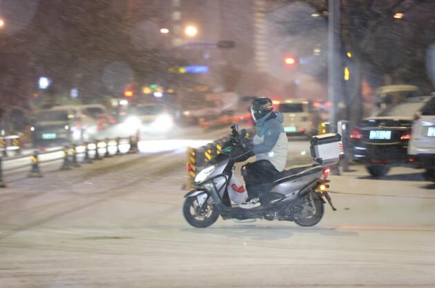 Strong North Wind Brings Cold Wave   Snowflakes Dance in City of Springs