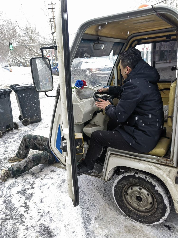 农行济南章丘支行雪中救助环卫车