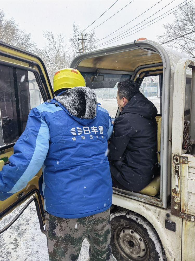 农行济南章丘支行雪中救助环卫车