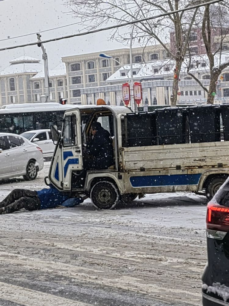 农行济南章丘支行雪中救助环卫车