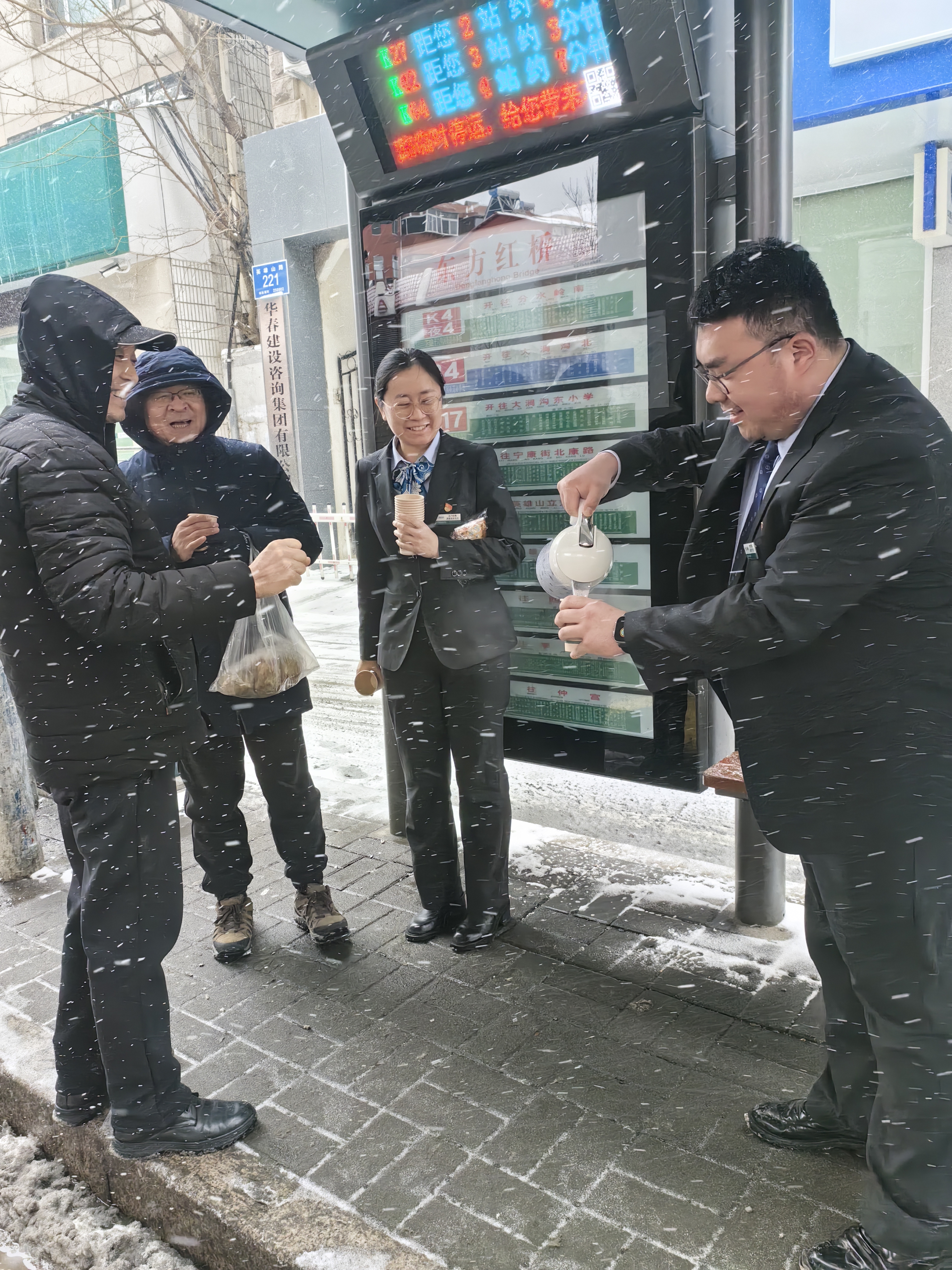 风雪中的一杯热茶，很暖