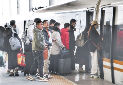 济南迎学生返程客流高峰
