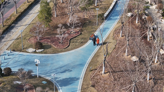 Promenez - vous dans le parc de la rivière  Lashan jinan et ressentez la beauté du début du printemps