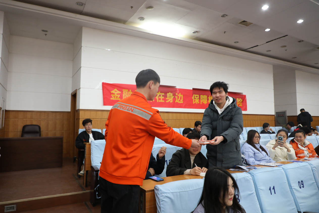 反诈宣传进校园 警企共筑“防护网”｜平安产险山东分公司开展金融知识进校园活动