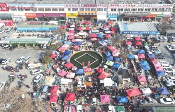 Traditioneller Markt belebt die Innenstadt