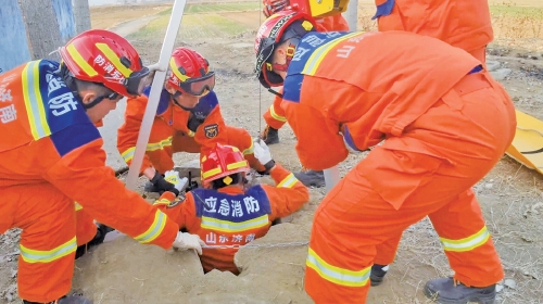 被困深井20小时：80岁老人获救背后……