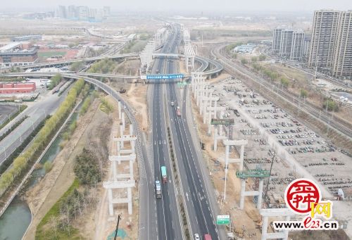 国内首个“六改十二”车道高速公路改扩建项目有序推进