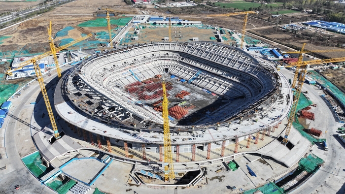 Строительство вторичной структуры футбольного стадиона в спортивном центре Хуанхэ подходит к концу.