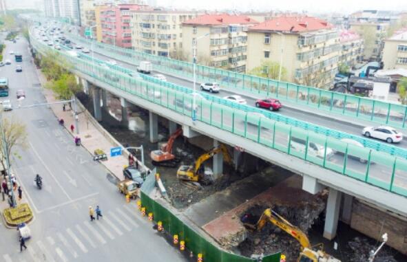 Мост через реку под эстакадной дорогой Шуньхэ в городе Цзинане был разбиран и восстанавливан.