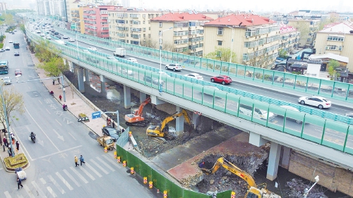 济南顺河高架下跨河桥建成7年后二次拆除重建