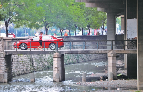 济南顺河高架下跨河桥建成7年后二次拆除重建