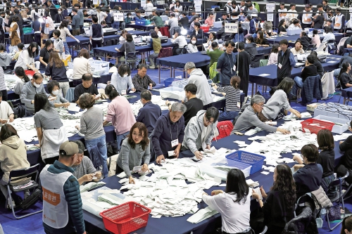 韩国第22届国会议员选举进行计票工作