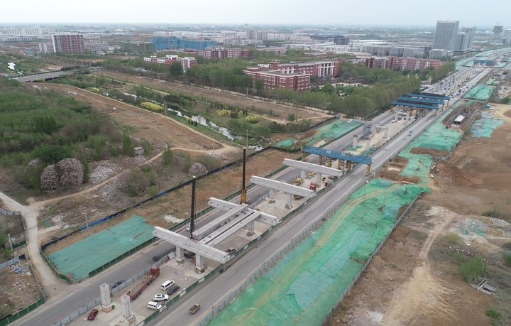 済南工業北路快速路東延工事は「加速」建設、連続梁架設作業が正式に開始