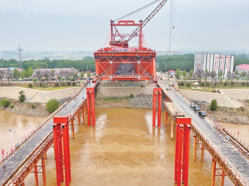 济滨高铁济阳黄河公铁大桥主塔全部完成为实现年内钢梁合龙贯通奠定坚实 