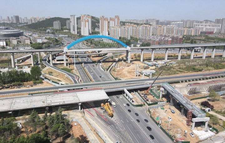 Erweiterung- und Verbesserungsabschnitt der Jinan Ringautobahn von Xiaoxujia bis Ganggou beginnt die Überquerung der Jingshi Avenue