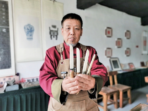 他是柳下惠“文刀”第七代传承人 历经30道工序手工制作，可裁纸可翻书可把玩