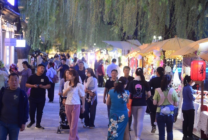“泉”在济南过五一｜华灯初上，百花洲历史文化街区扮靓老城