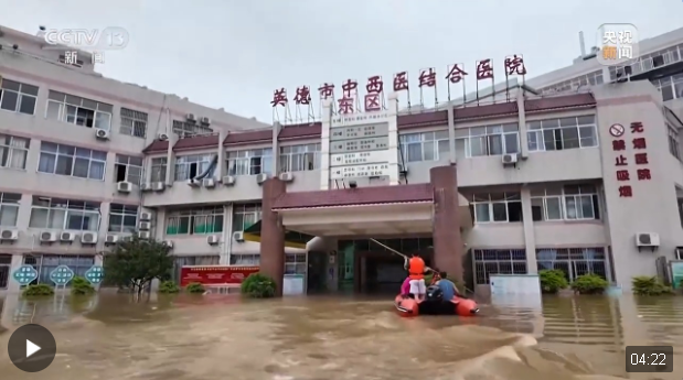 洪水中的7×24小时坚守 探访孤岛医院→